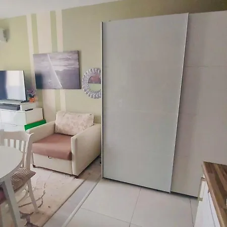 Апартаменти Admiral Plasa Studiyo-25c *