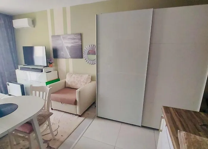 Апартаменти Admiral Plasa Studiyo-25c *